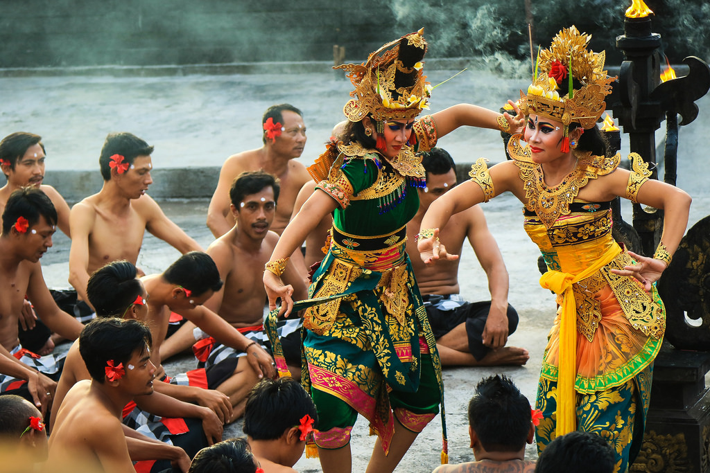 tari kecak - ragam budaya indonesia